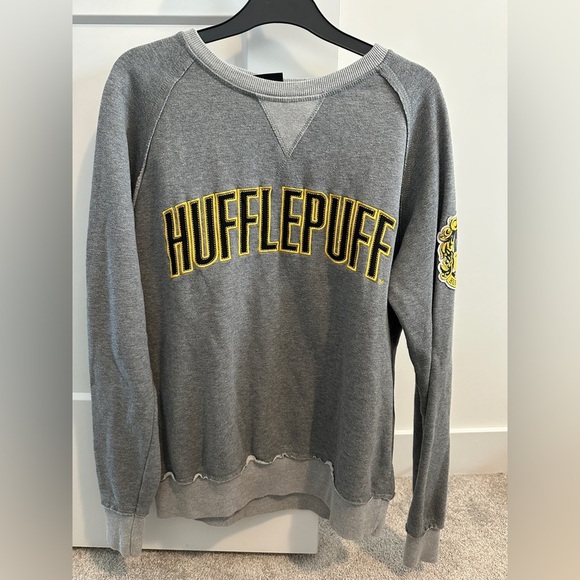 Harry Potter Hufflepuff Sweatshirt Grey Crewneck Size Medium - Picture 1 of 9